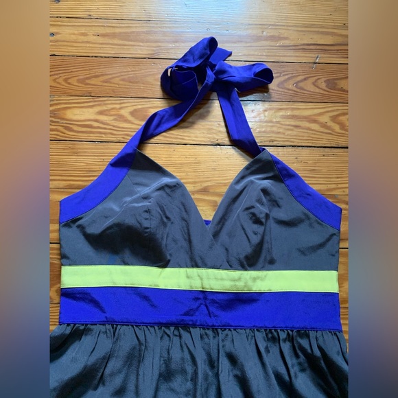 Like New! Women’s Marciano Gray Embroidered Silk Halter Top Size Small - Picture 5 of 10